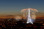 La Tour Eiffel sous les bombes du feu d'artifice du 14 juillet